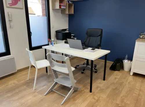 Bureau du cabinet de Carvin avec bureau en bois et lumière naturelle
