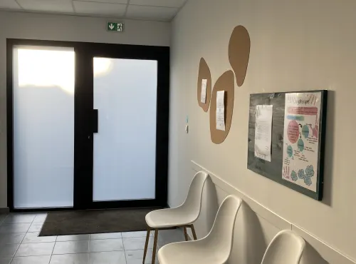 Autre angle de la salle d'attente du cabinet de Carvin