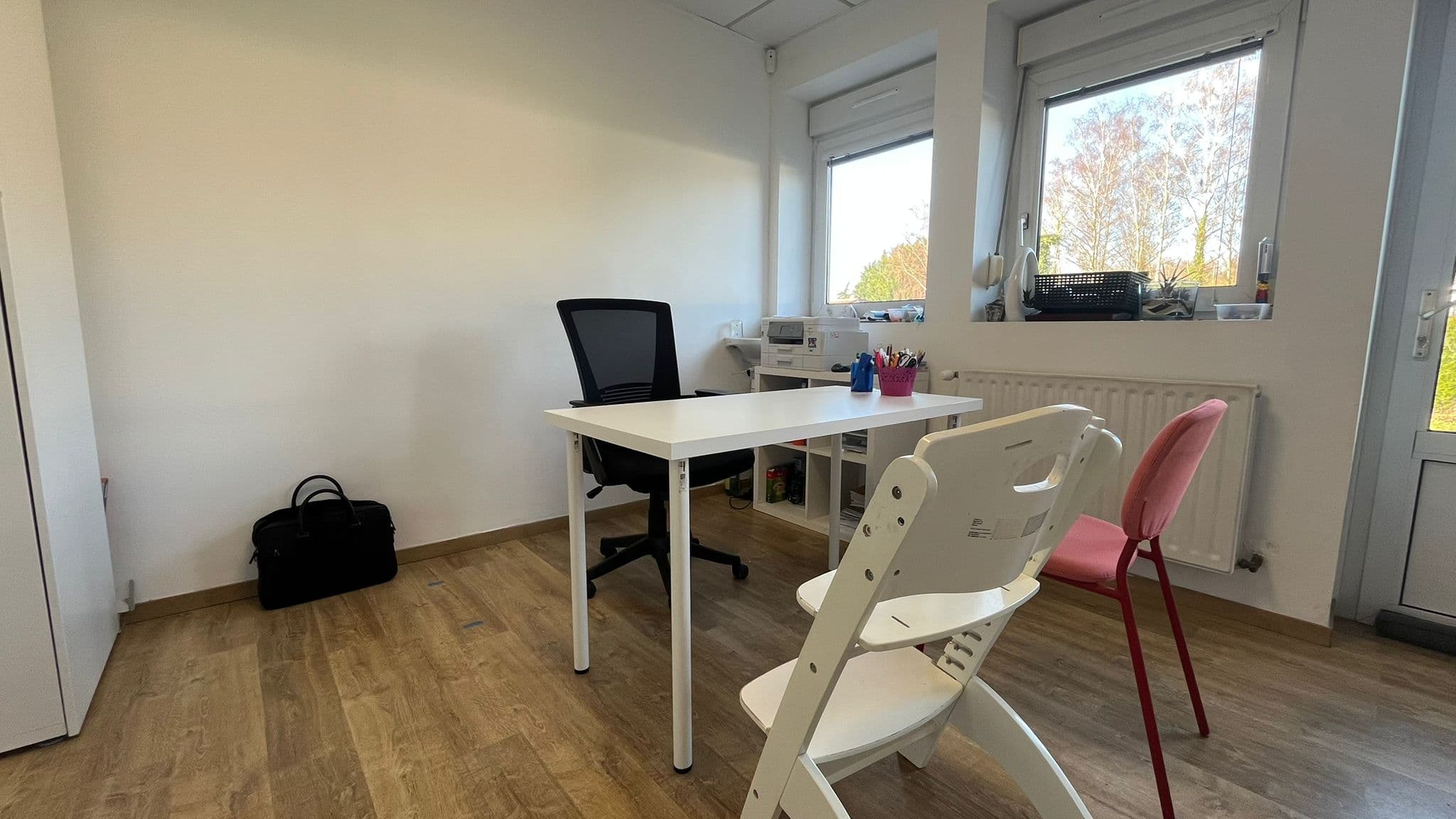 Salle de rééducation lumineuse au cabinet d'ergothérapie